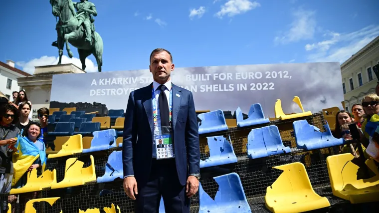 Ševčenko u Münchenu pokazao granatirana sjedala sa stadiona u Harkivu da sve na Euru podsjeti na rat