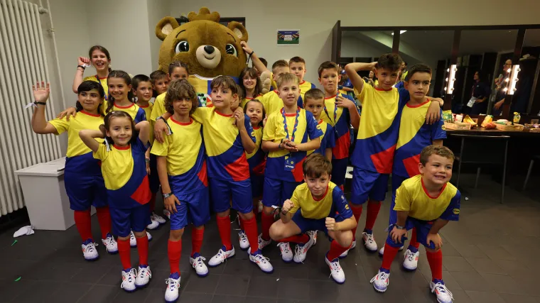 Jedanaestero sretne djece iza&scaron;lo na teren kao službena pratnja igračima Hrvatske na utakmici protiv &Scaron;panjolske