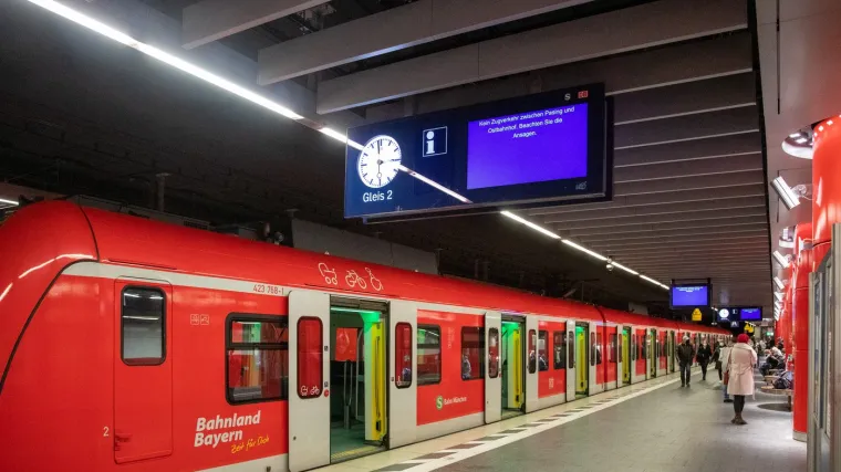 Srpski navijači nisu dali tamnoputom momku da uđe u vlak, izbila tučnjava