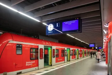 Srpski navijači nisu dali tamnoputom momku da uđe u vlak, izbila tučnjava