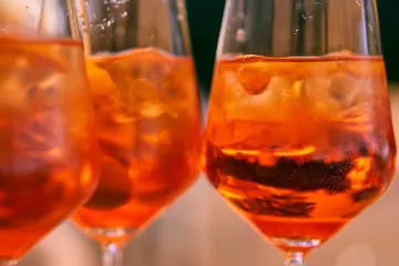 Omiljeni koktel Aperol Spritz je kancerogen? Nije bezopasan, sastojci u njemu su pravi 'toksični trio'