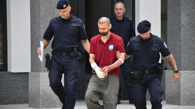 Ovo je mu&scaron;karac koji je u Slavonskom Brodu ubio oca i majku. Izveden pred suca istrage