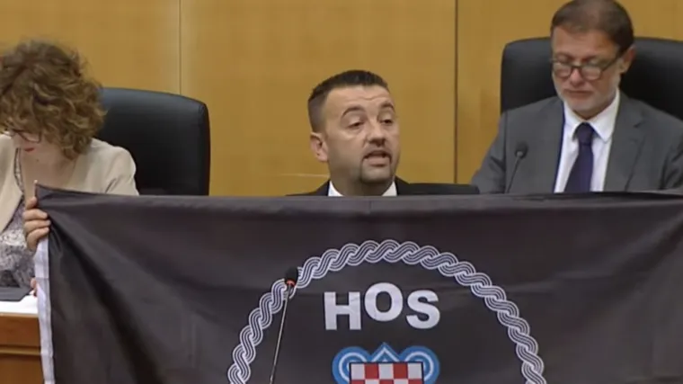 U Saboru podigao HOS-ovu zastavu, spominjao 'Za dom spremni': 'Jo&scaron; imamo četničke spomenike'