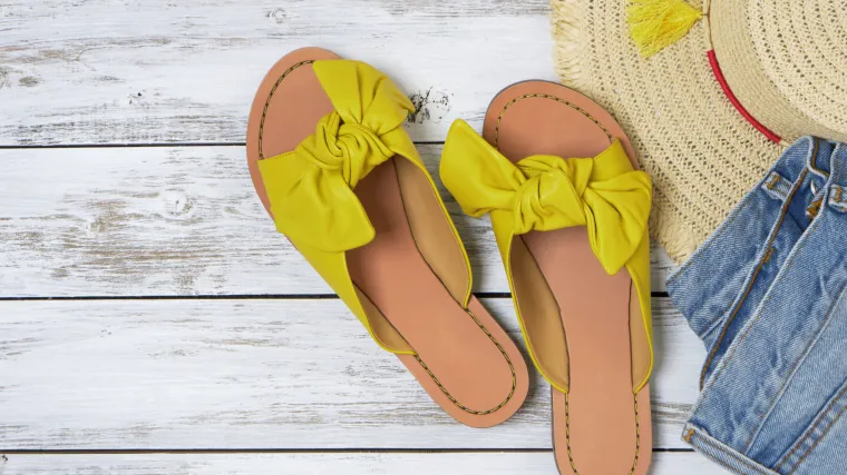 Posvuda su sandale s mašnama, a mogu se pronaći na super sniženju