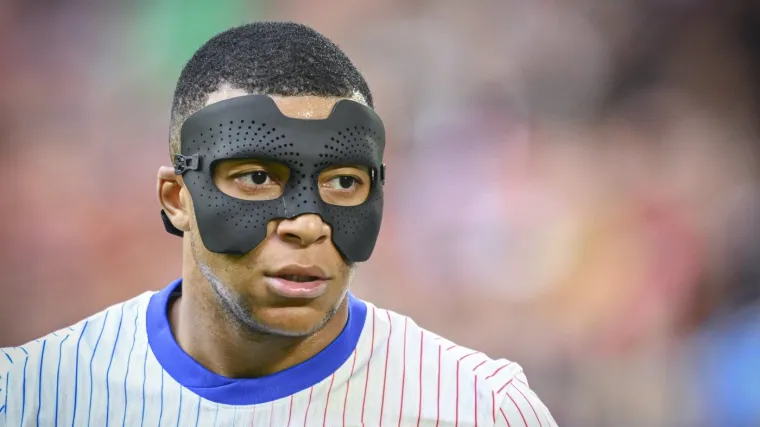 Mbappe nakon utakmice skinuo masku i pokazao kako izgleda njegov slomljeni nos