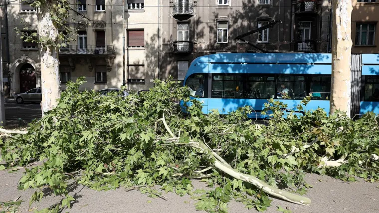 Zagrebački vatrogasci zbog nevremena imali čak 47 intervencija. Problemi i u Slavoniji, zbog munje buknuo krov