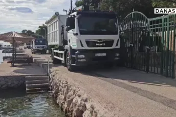 Kamion za odvoz otpada klizi uz rub mora, mještani u šoku: 'Snimaj, ima 10 centimetara...'
