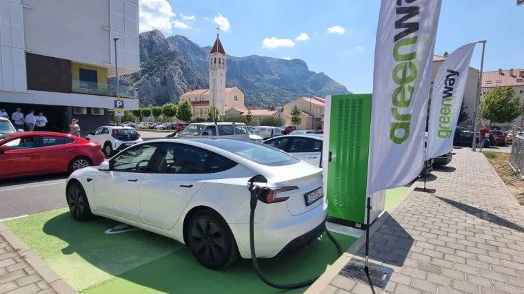 Otvorena prva ultra brza punionica u Gradu Omi&scaron;u