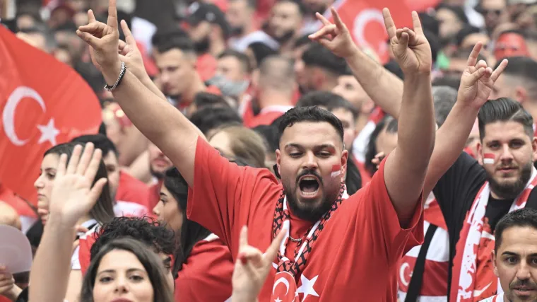 Već su počeli problemi: Policija zaustavila turske navijače zbog pokazivanja kontroverznog znaka