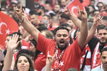 Već su počeli problemi: Policija zaustavila turske navijače zbog pokazivanja kontroverznog znaka