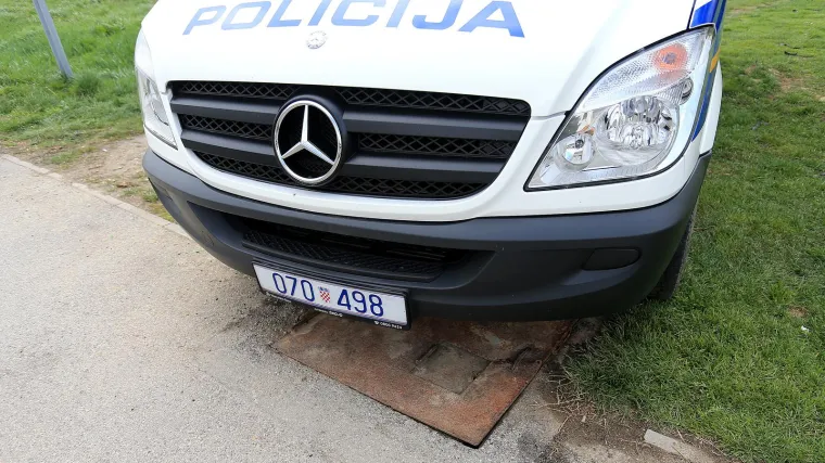 Pijani policajac pre&scaron;ao autom u suprotnu traku i izazvao sudar