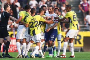 Livaja 'poludio' na igrača Fenera i uhvatio ga za vrat: Mourinho utrčao na teren pa ga smirivao