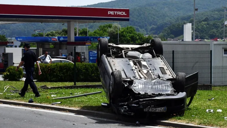 Automobil zavr&scaron;io na krovu na A1. Zbog vi&scaron;e nesreća, vozi se usporeno