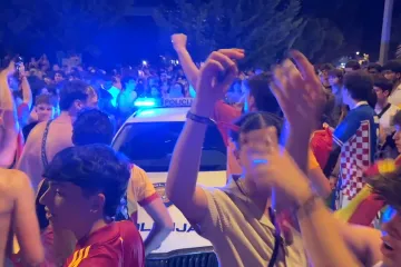 Španjolci u Splitu 'okupirali' policijski automobil i oko njega slavili europski naslov