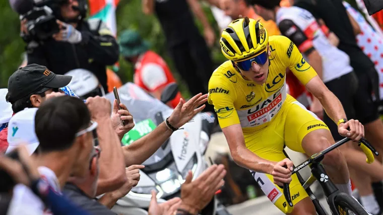 Incident na Tour de Franceu: Gledatelj istrčao pred Pogačara i udario ga vrećicom čipsa u lice