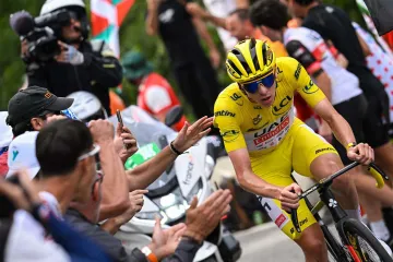 Incident na Tour de Franceu: Gledatelj istrčao pred Pogačara i udario ga vrećicom čipsa u lice