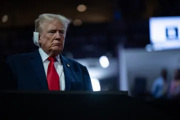 Ponizan i skrušen, gotovo na rubu suza: Ovakvog Trumpa ne viđamo često, a tisuće su mu uzvikivale simboličnu riječ