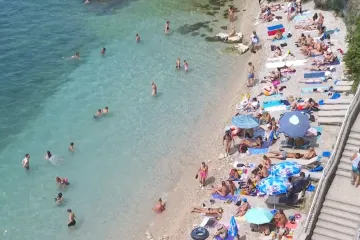 Muškarac (67) se samozadovoljavao na plaži u Dubrovniku. Snimio ga građanin, uhićen je