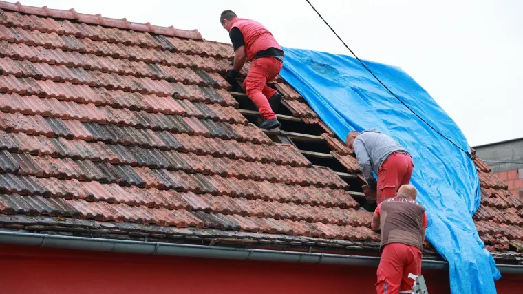 Sanirao &scaron;tetu nakon nevremena u Bo&scaron;njacima pa pao s krova: Mu&scaron;karac (67) teže ozlijeđen