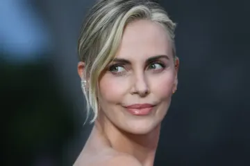 Charlize Theron poput božice na okupljanju zvjezdane elite u Parizu