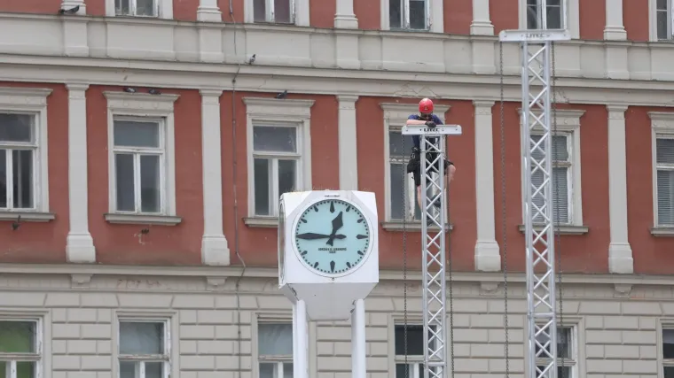 Holding zapo&scaron;ljava, ali ne i vas. Bacili su oko na strance, objasnili su nam i za&scaron;to