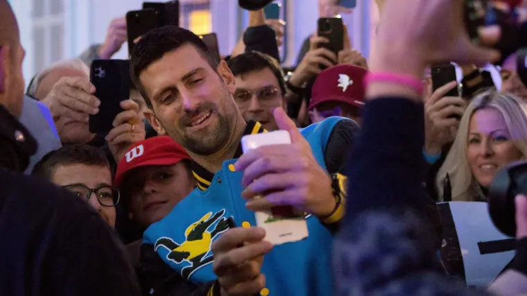 Stra&scaron;na podr&scaron;ka u Parizu: Đokovića dočekali s hrvatskim i srpskim zastavama, grle se i pjevaju