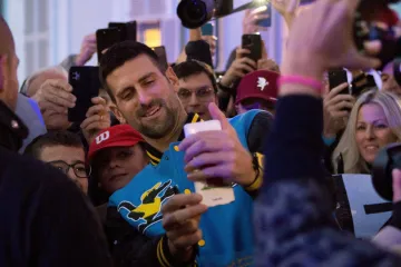 Strašna podrška u Parizu: Đokovića dočekali s hrvatskim i srpskim zastavama, grle se i pjevaju