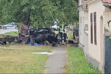 Osobni automobil sletio s kolnika i udario u stablo