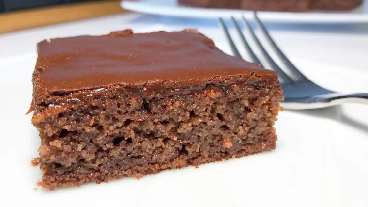 Recept za sočan čokoladni kolač s jabukama