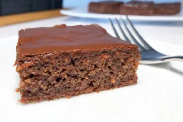 Recept za sočan čokoladni kolač s jabukama