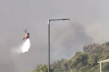Tisuće ljudi moralo je napustiti svoje domove zbog požara koji bijesni u Grčkoj