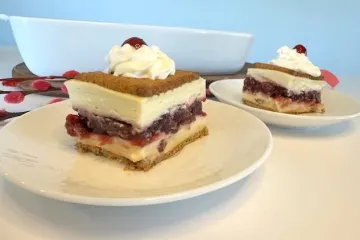 Kremasti kolač s keksima, pudingom i višnjama bez pečenja