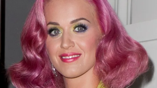 Pa tko to sve može pohvatati? Pogledajte kako je Perry na glavi izmijenila sve dugine boje