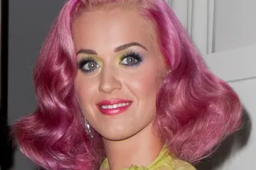 Pa tko to sve može pohvatati? Pogledajte kako je Perry na glavi izmijenila sve dugine boje