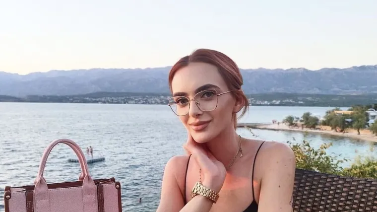 Klara iz 'Braka na prvu' skinula šminku i trepavice pa pokazala liniju u kupaćem