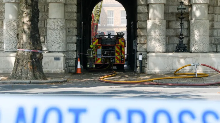 Gusti crni dim nad Londonom. Vatrogasci spa&scaron;avaju biv&scaron;u kraljevsku palaču