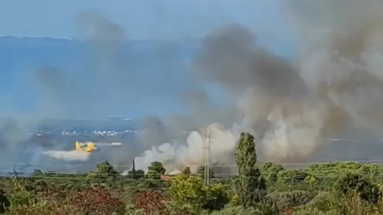 Vatrogasci ugasili požar koji je prijetio kućama u Zadru, a pet minuta nakon buknuo novi