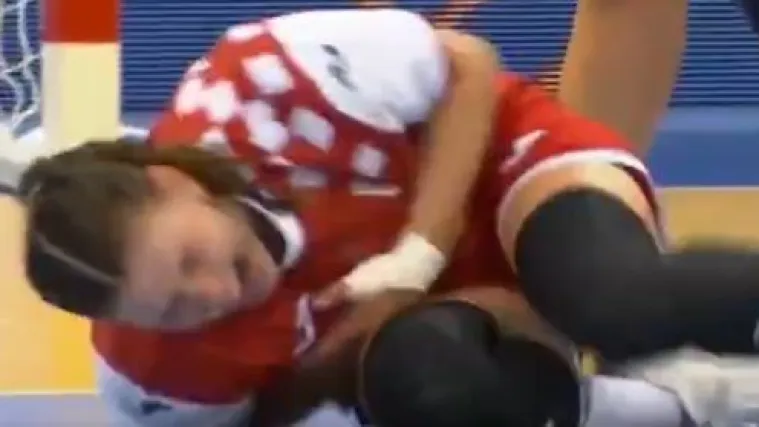 Hrvatska rukometa&scaron;ica dobila žestok udarac i glasno zajaukala: Srpkinja joj pri&scaron;la pomoći