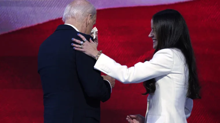 Slom na pozornici: Biden u suzama, kći pojurila da ga utješi