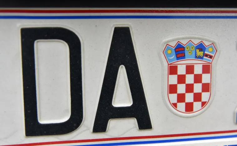 Što znače boje i oznake na registarskim tablicama? Raspoznajte sudionike prometa