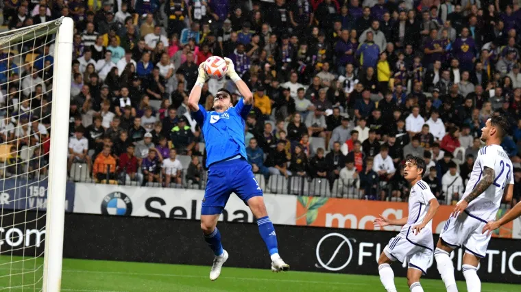 Slovenski derbi zavr&scaron;io bez pobjednika: Navijači pogodili protivničkog igrača