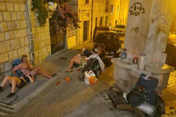 Noćna fotografija iz Splita zapalila internet: 'Jutros puno limenki, škartoca i ambalaža'