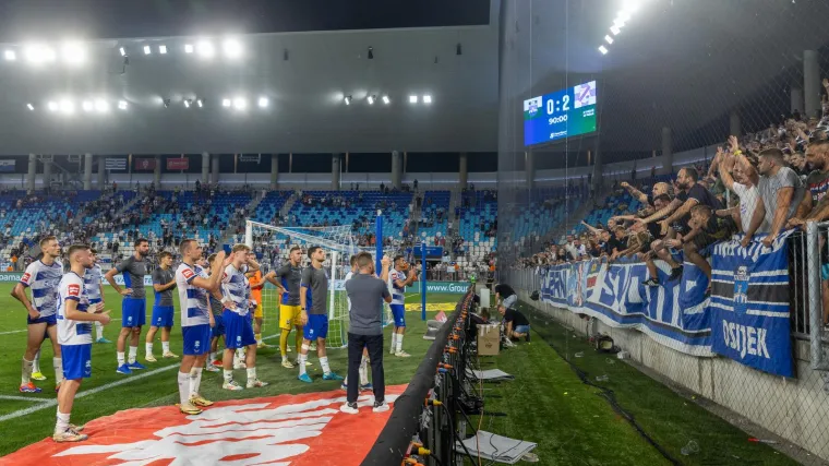 Treće poluvrijeme na Opus Areni: Navijači postrojili igrače, traži se odlazak Uprave
