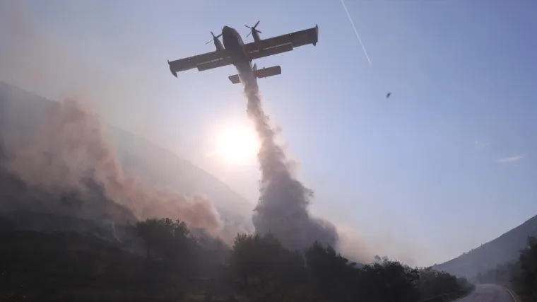 Dramatične snimke noća&scaron;njeg požara u Dalmaciji, MORH podigao kanadere
