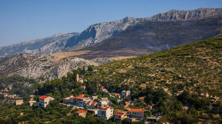 Tri vatrogasca ozlijeđena u zastrašujućem požaru u Žrnovnici: Ovako jutro poslije izgleda požarište