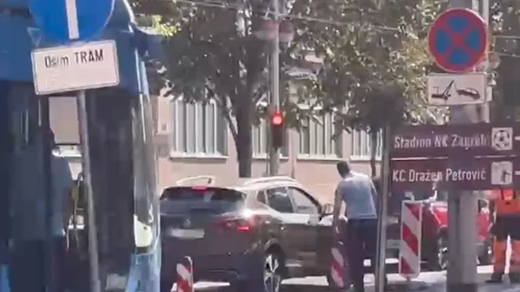 'Specijalac' autom upao u raskopanu prugu! Tramvaji prestali voziti, nastao čep