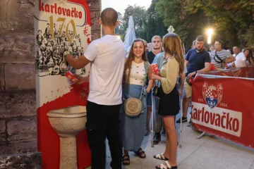 Tko kaže da je pivo rezervirano za muškarce? Evo koje su ljepotice prošetale pivskim festivalom
