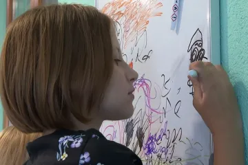 Lenna ima autizam i od sutra dijeli pomoćnika u nastavi s još osmero djece jer im je država rekla: 'Ne!'