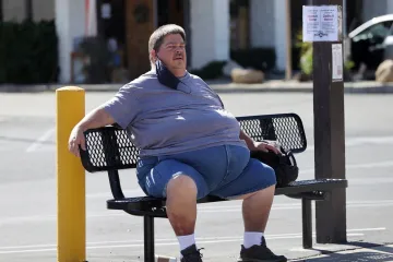 Sin poznatih faca ne poznaje luksuz roditelja: Živio je na ulici i kopao po smeću