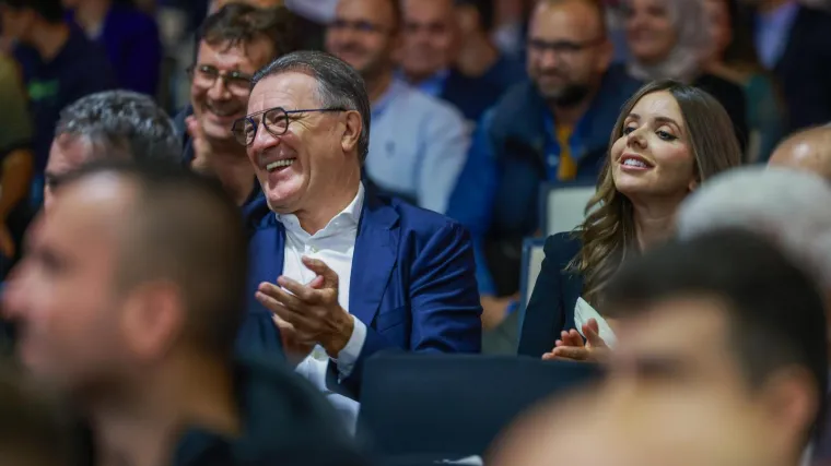 Mamić u dru&scaron;tvu zgodne djevojke na premijeri u Sarajevu. Nosila je haljinu od 1.700 eura